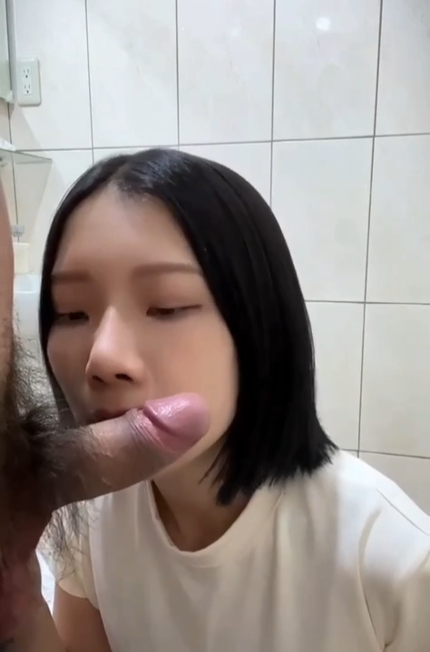 (viet69) Vào wc lén lút bú cu